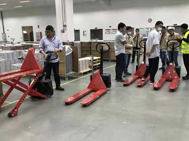 電動(dòng)高升程搬運(yùn)車交付使用，感謝廠家羅總親自跟客戶講解操作方法！